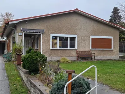 Das Gebäude in dem sich das Ferienhaus befindet