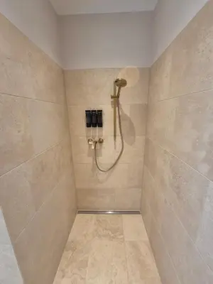 Ein Badezimmer in der Unterkunft Monteurzimmer 6 mit Seeblick