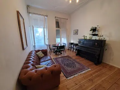 Ein Sitzbereich in der Unterkunft Charming Altbau Apartment with High Ceilings & Historic Flair in Berlin-Mitte
