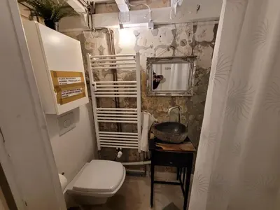 Ein Badezimmer in der Unterkunft Charming Altbau Apartment with High Ceilings & Historic Flair in Berlin-Mitte