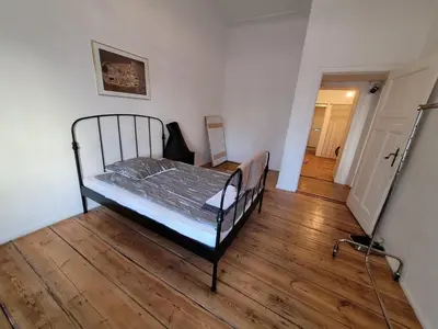 Ein Bett oder Betten in einem Zimmer der Unterkunft Charming Altbau Apartment with High Ceilings & Historic Flair in Berlin-Mitte