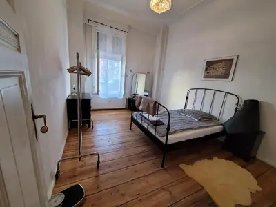 Ein Sitzbereich in der Unterkunft Charming Altbau Apartment with High Ceilings & Historic Flair in Berlin-Mitte