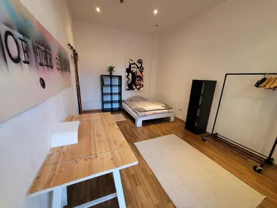 Ein Bett oder Betten in einem Zimmer der Unterkunft Charming Altbau Apartment with High Ceilings & Historic Flair in Berlin-Mitte
