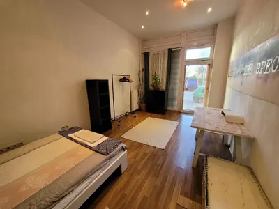 Ein Bett oder Betten in einem Zimmer der Unterkunft Charming Altbau Apartment with High Ceilings & Historic Flair in Berlin-Mitte