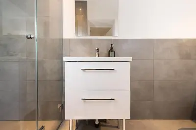 Ein Badezimmer in der Unterkunft Modernes Apartment mit zwei Bädern