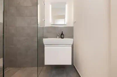 Ein Badezimmer in der Unterkunft Modernes Apartment mit zwei Bädern
