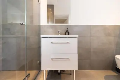 Ein Badezimmer in der Unterkunft Modernes Apartment mit zwei Bädern