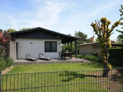 Ein Garten an der Unterkunft Ferienhaus direkt an der Spree