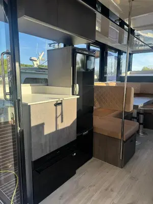 Ein Sitzbereich in der Unterkunft Yacht als Wohnung zu vermieten Hausboot direkt Tempelhofer Hafen