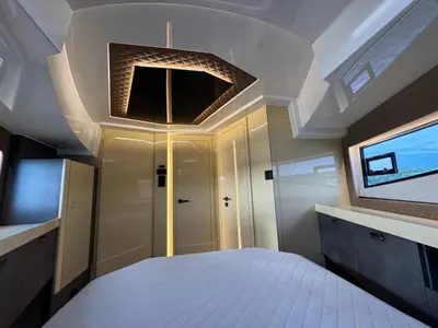 Ein Bett oder Betten in einem Zimmer der Unterkunft Yacht als Wohnung zu vermieten Hausboot direkt Tempelhofer Hafen