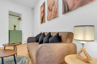 Ein Sitzbereich in der Unterkunft Friedrichshain Mitte - Entire Apartment