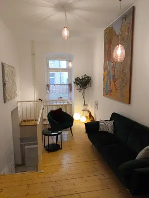 Ein Sitzbereich in der Unterkunft zentrale Ferienwohnung Kreuzberg für bis zu 4 Personen