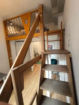 Ein Etagenbett oder Etagenbetten in einem Zimmer der Unterkunft zentrale Ferienwohnung Kreuzberg für bis zu 4 Personen