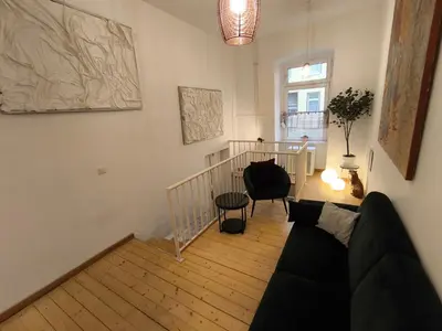 Ein Sitzbereich in der Unterkunft zentrale Ferienwohnung Kreuzberg für bis zu 4 Personen