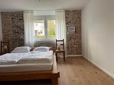 Ein Bett oder Betten in einem Zimmer der Unterkunft Sauna Suite Schwante mit Klavier