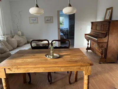 Ein Sitzbereich in der Unterkunft Sauna Suite Schwante mit Klavier