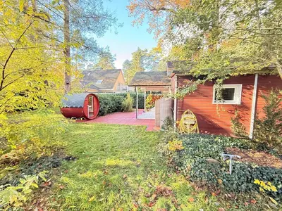 Ein Garten an der Unterkunft Chalet im Wald mit Sauna