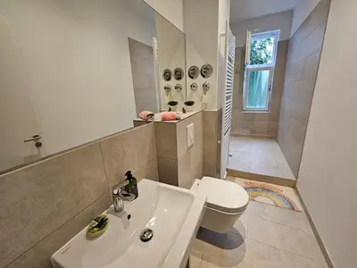 Ein Badezimmer in der Unterkunft Bright Cozy flat near Mauerpark