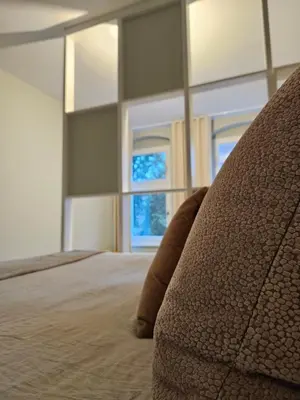 Ein Bett oder Betten in einem Zimmer der Unterkunft Bright Cozy flat near Mauerpark