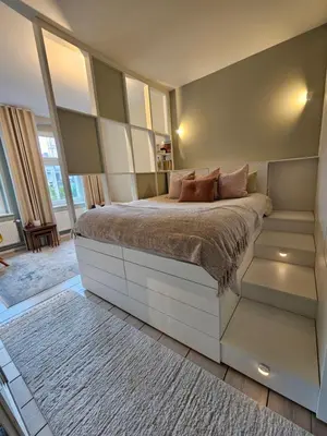 Ein Bett oder Betten in einem Zimmer der Unterkunft Bright Cozy flat near Mauerpark