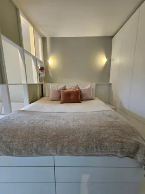 Ein Bett oder Betten in einem Zimmer der Unterkunft Bright Cozy flat near Mauerpark