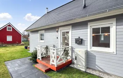 Das Gebäude in dem sich das Ferienhaus befindet