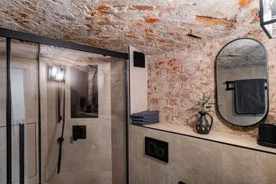 Ein Badezimmer in der Unterkunft Ruhiges, elegantes Apartment Mauerpark, Arkonakiez