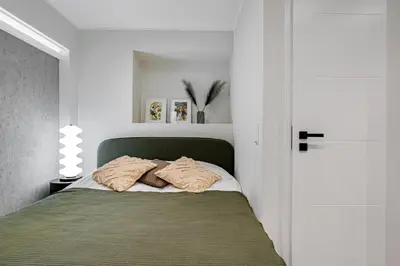 Ein Bett oder Betten in einem Zimmer der Unterkunft Ruhiges, elegantes Apartment Mauerpark, Arkonakiez
