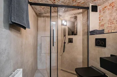 Ein Badezimmer in der Unterkunft Ruhiges, elegantes Apartment Mauerpark, Arkonakiez