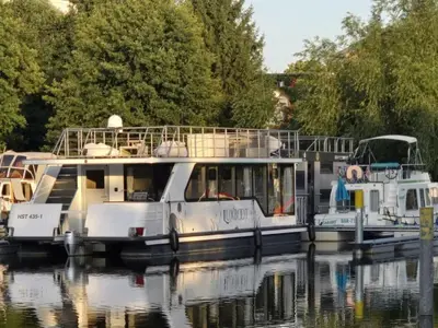 Blick auf einen Fluss in der Nähe des Bootes