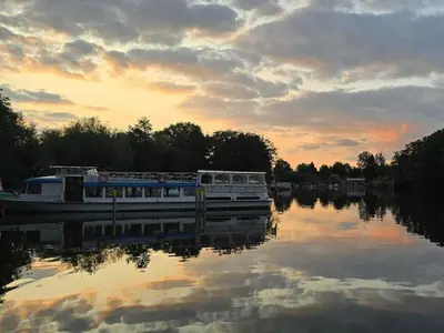 Blick auf einen Fluss in der Nähe des Bootes