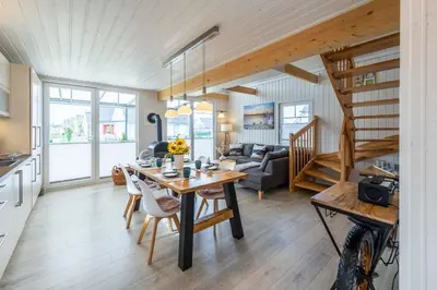 Ein Sitzbereich in der Unterkunft Komfortables Ferienhaus mit Feldblick und Hafen