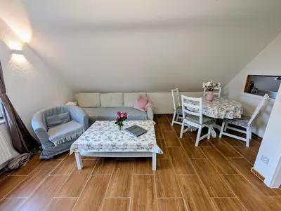 Ein Sitzbereich in der Unterkunft Gemütliche 2-Zimmer-Ferienwohnung mit Garten