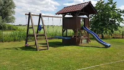 Ein Kinderspielbereich in der Unterkunft Gemütliche 2-Zimmer-Ferienwohnung mit Garten