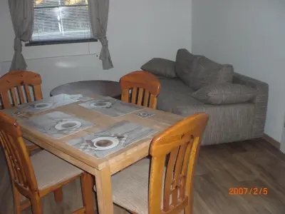 Ein Sitzbereich in der Unterkunft tillis ferienwohnung teschendorfersee 17094 burgstargard