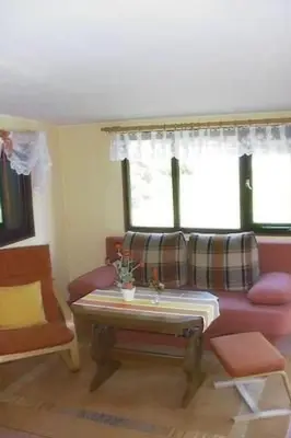 Ein Sitzbereich in der Unterkunft Holiday Home Ferienhäuschen am Strandbad Lychen- Bungalow by Interhome