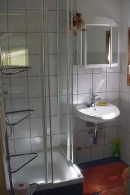 Ein Badezimmer in der Unterkunft Holiday Home Ferienhäuschen am Strandbad Lychen- Bungalow by Interhome