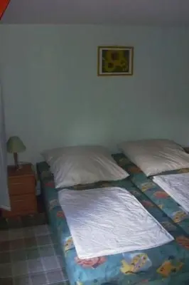 Ein Bett oder Betten in einem Zimmer der Unterkunft Holiday Home Ferienhäuschen am Strandbad Lychen- Bungalow by Interhome