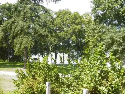 Ein Garten an der Unterkunft Holiday Home Ferienhäuschen am Strandbad Lychen- Bungalow by Interhome