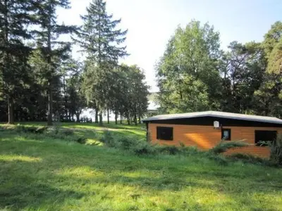Ein Garten an der Unterkunft Holiday Home Ferienhäuschen am Strandbad Lychen- Bungalow by Interhome
