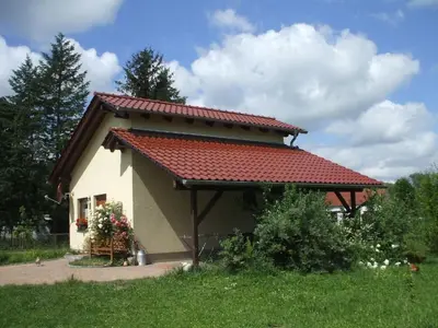 Das Gebäude in dem sich das Ferienhaus befindet