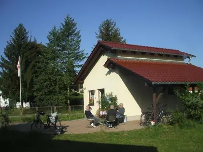 Das Gebäude in dem sich das Ferienhaus befindet