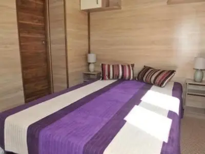 Ein Bett oder Betten in einem Zimmer der Unterkunft Apartment Mobilheim Zweiundvierzig in Lychen by Interhome