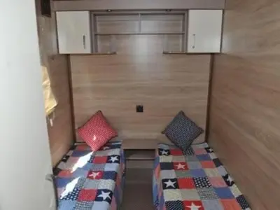 Ein Bett oder Betten in einem Zimmer der Unterkunft Apartment Mobilheim Zweiundvierzig in Lychen by Interhome