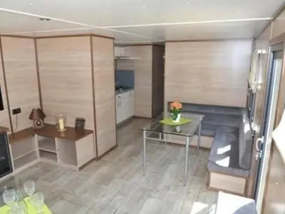 Ein Sitzbereich in der Unterkunft Apartment Mobilheim Zweiundvierzig in Lychen by Interhome