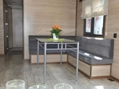 Ein Sitzbereich in der Unterkunft Apartment Mobilheim Zweiundvierzig in Lychen by Interhome