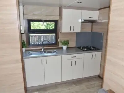 Küche/Küchenzeile in der Unterkunft Apartment Mobilheim Zweiundvierzig in Lychen by Interhome