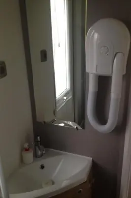 Ein Badezimmer in der Unterkunft Apartment Mobilheim Lagune I in Lychen by Interhome