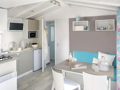 Küche/Küchenzeile in der Unterkunft Apartment Mobilheim Lagune IV in Lychen by Interhome