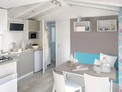 Küche/Küchenzeile in der Unterkunft Apartment Mobilheim Lagune III Am Strandbad Lychen by Interhome